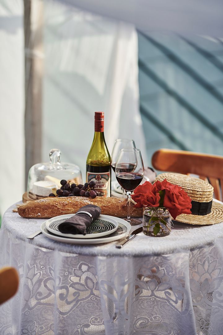 Sommar bucket list tips - duka upp för en fransk afton med rödvin, ost och baguette på balkongen. 