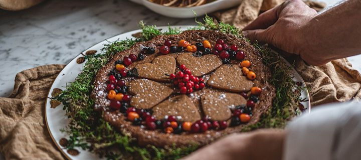 Hannes Mauritzson bjuder på julfika hemma hos sig med en pepparkakskladdkaka. 