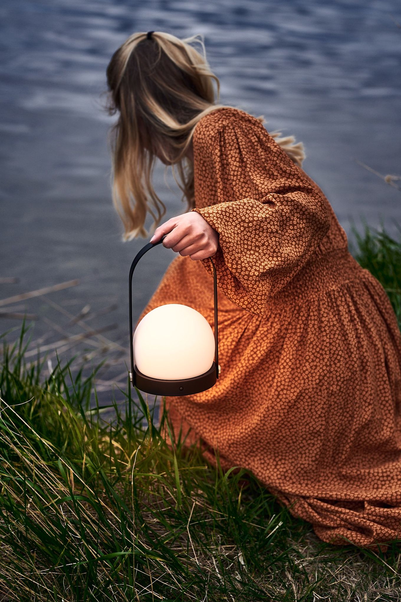 En svart Carrie LED-lampa från Menu är perfekt att ha med ut på en glamping-utflykt. 