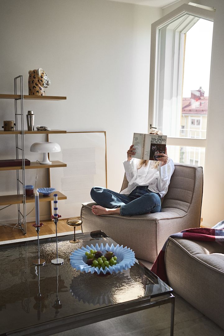 Att inreda vardagsrummet med statement pieces från Byon skapar ett personligt och eklektiskt hem, fyllt med glädje, form och färg. Här Lori skål i ljusblått, Cheetah vas, Opacity champagneglas, Embrace pläd och Lara ljuslykta.