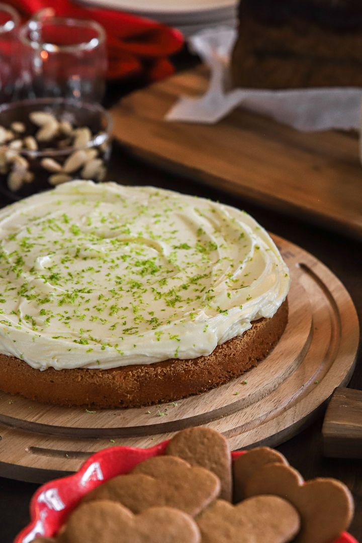 Baka med Fridas tips på enkla julrecept är en morotskaka med saffran och vaniljfrosting som serveras på Staub skärbräda med pepparkakor. Foto: Frida Skattberg