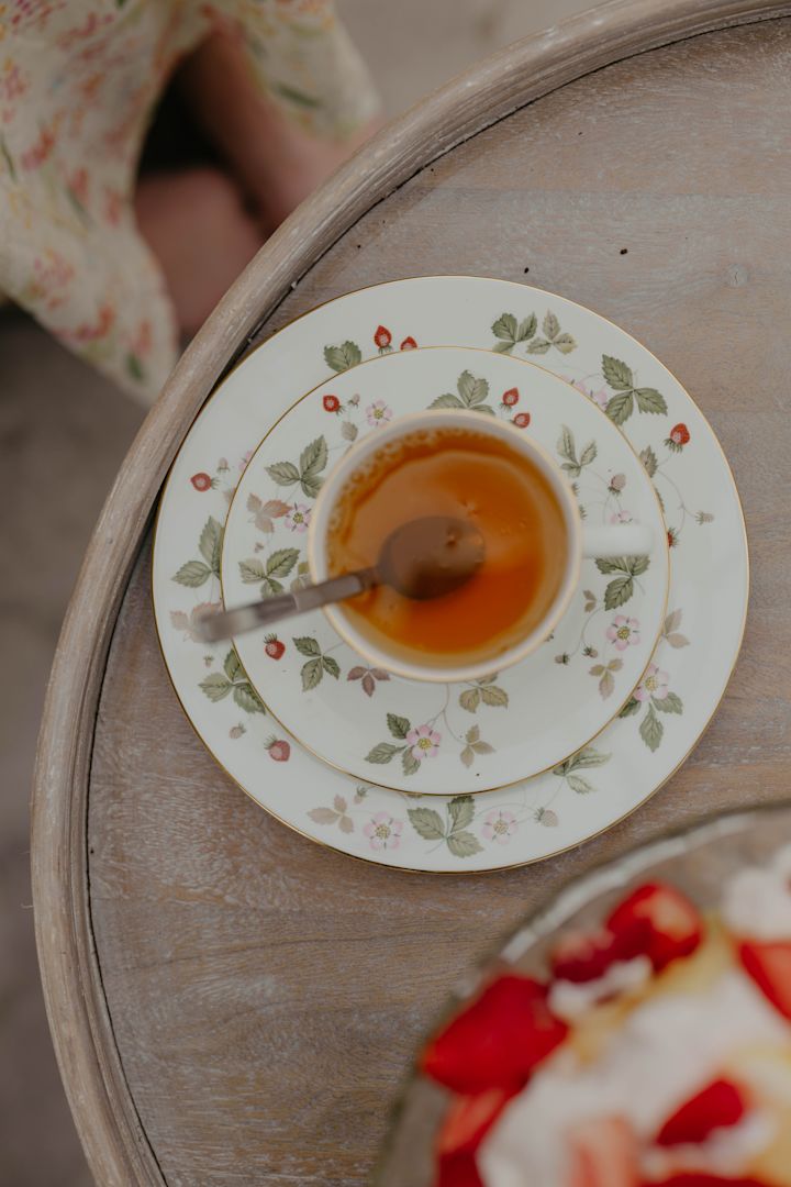 Somrigt porslin såsom Wild Strawberry porslin från Wedgwood med vackra blommor på i är perfekt att inreda växthus med. Foto: Johanna Berglund, @snickargladjen