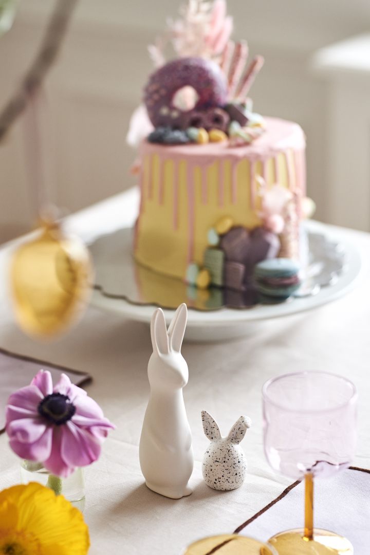 Skapa en festlig påskdukning i vårens pasteller med Swedish rabbit och Triplets påskhare från DBKD.