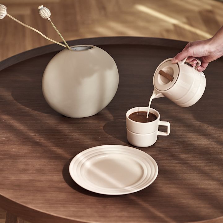 Lines tallrik, mugg och mjölkkanna från NJRD i beige.