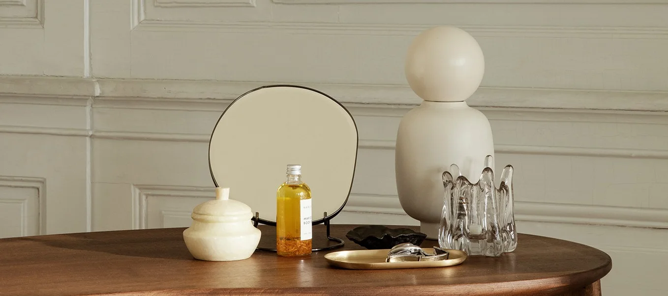 Inred med speglar för ett lyxigt hem - här är Pond bordsspegel i lekfulla och eleganta former från Ferm Living som ger ditt rum ett trendigt intryck.