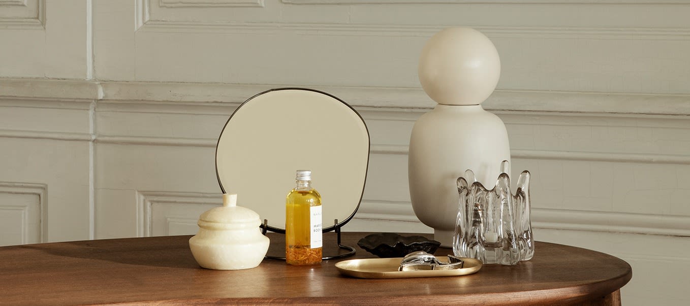 Inred med speglar för ett lyxigt hem - här är Pond bordsspegel i lekfulla och eleganta former från Ferm Living som ger ditt rum ett trendigt intryck.
