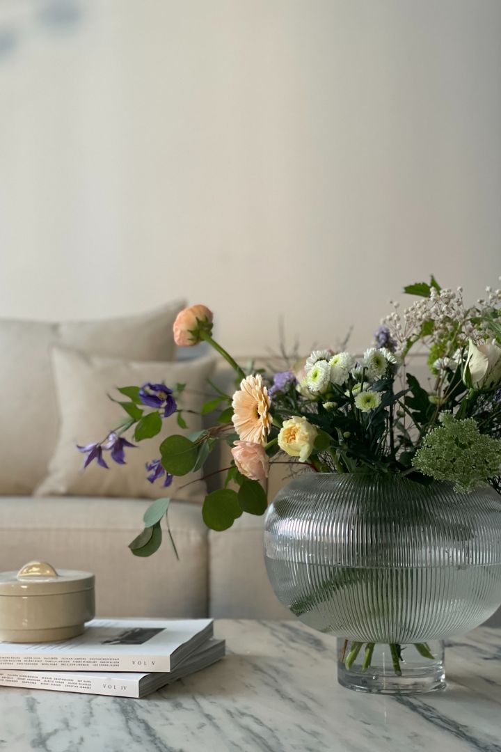Sphere vas i klarglas – en tidlös och bra bröllopsgåva till vackra blomsterarrangemang. Foto: @homebynicky
