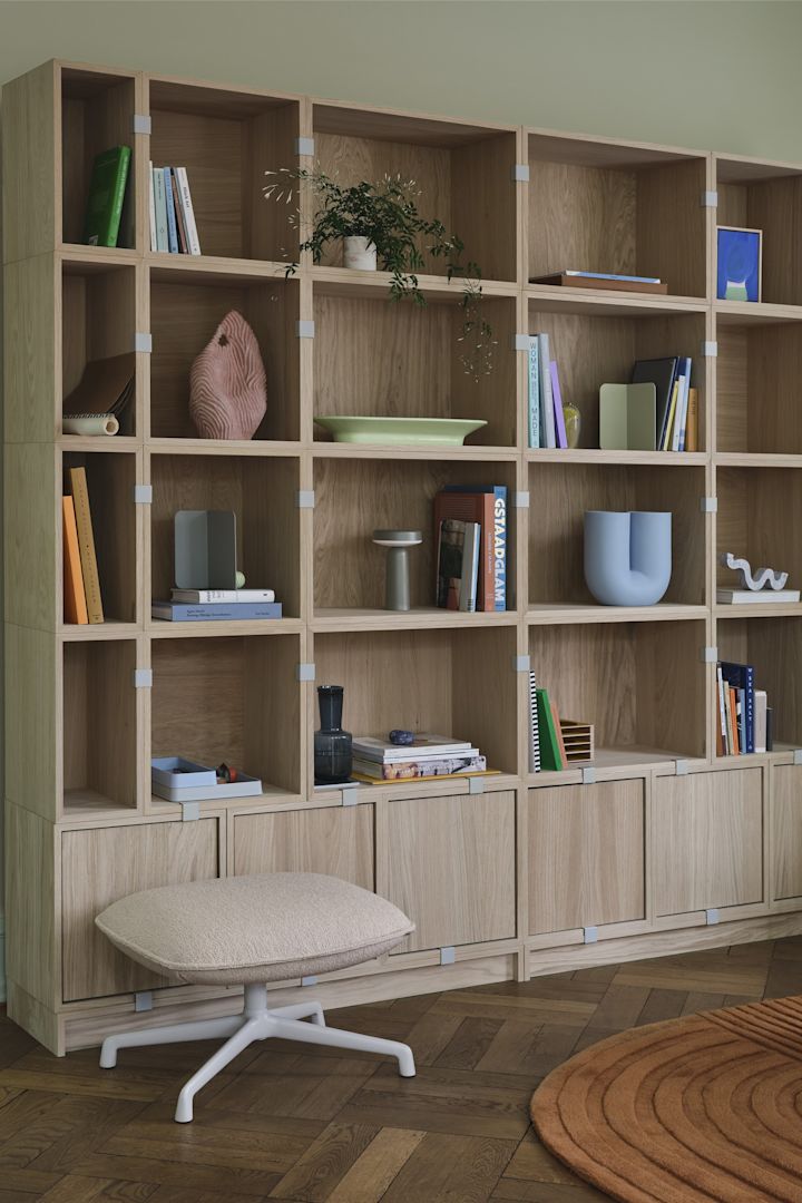 Höstens interiortrender 2025: Med hyllsystemet Stacked från Muuto kan du placera din bokhylla precis som du vill.