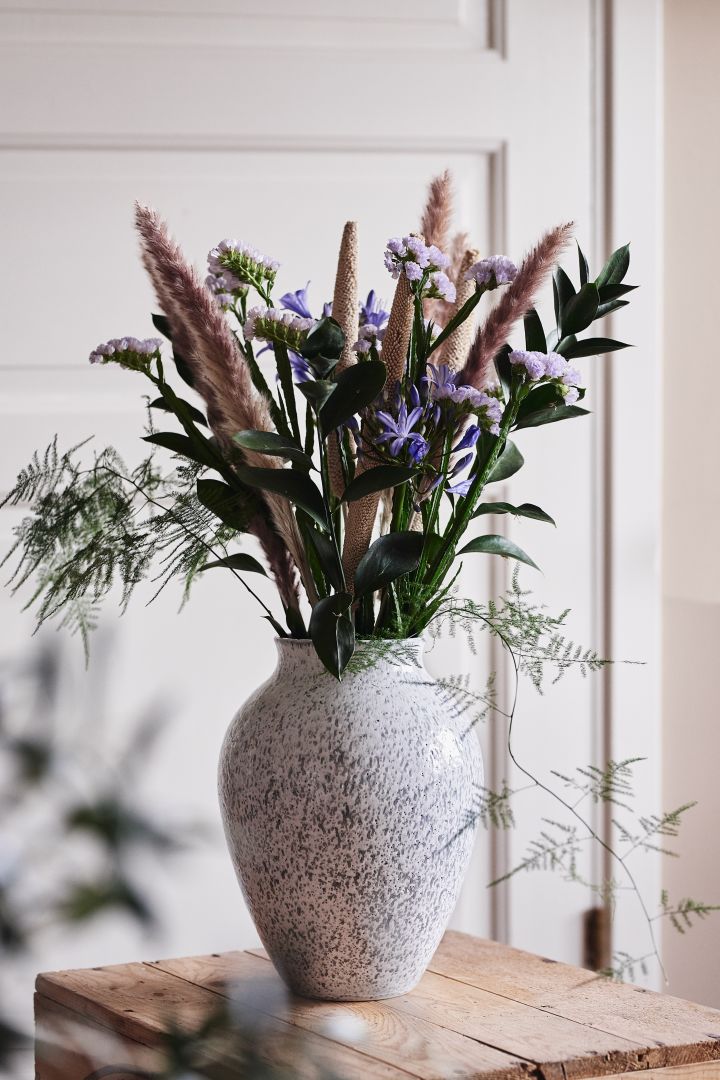 Bukett från Blombruket med pampasgräs och färska blommor i, i en stor keramikvas från Knabstrup Keramik. 
