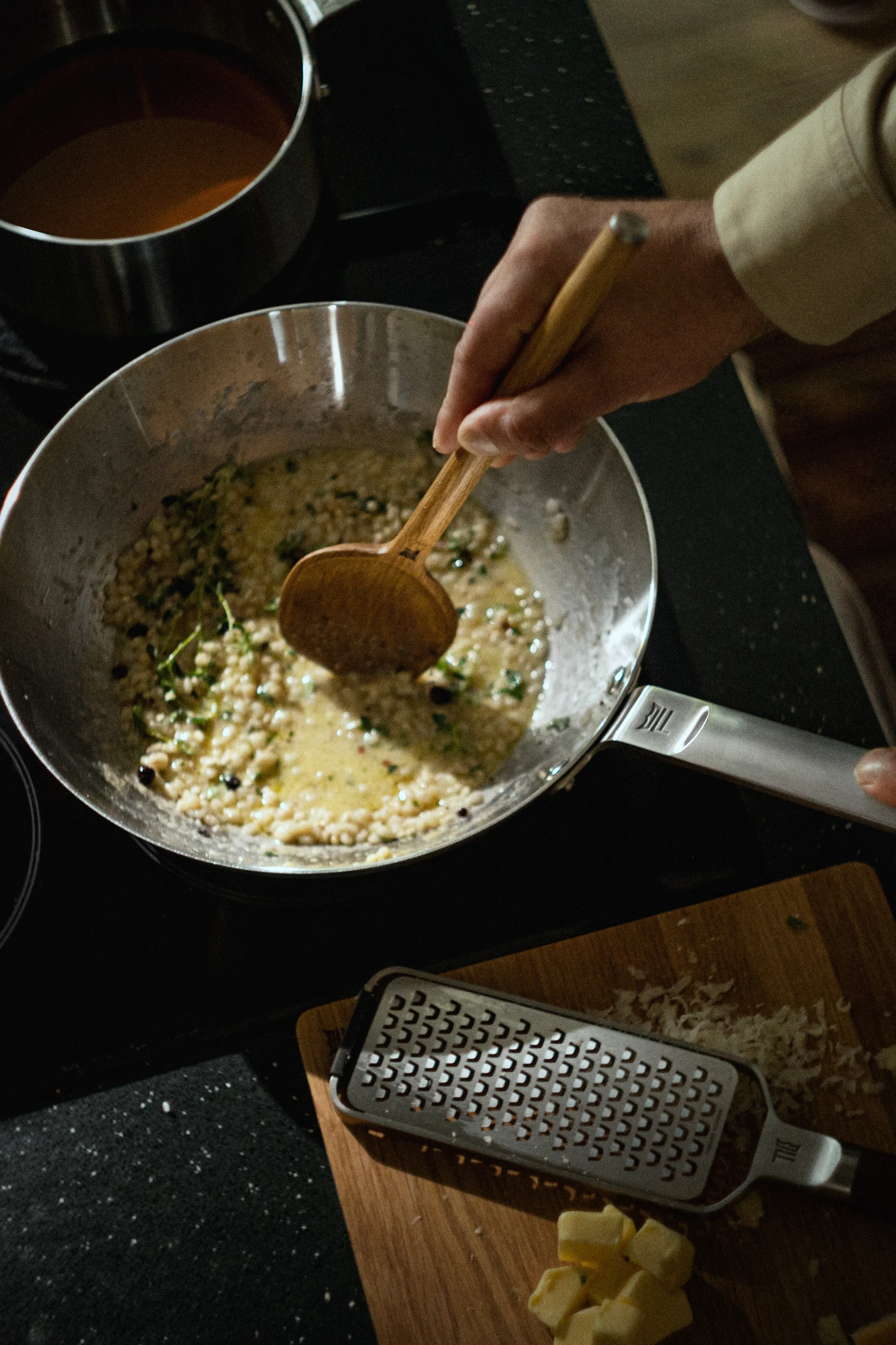 Här kan du se risotto i All Steel Wok från Fiskars.