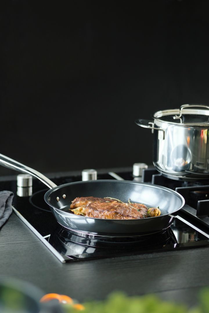 All steel stekpanna i rostfritt stål från Fiskars är enkel att rengöra efter matlagning. 