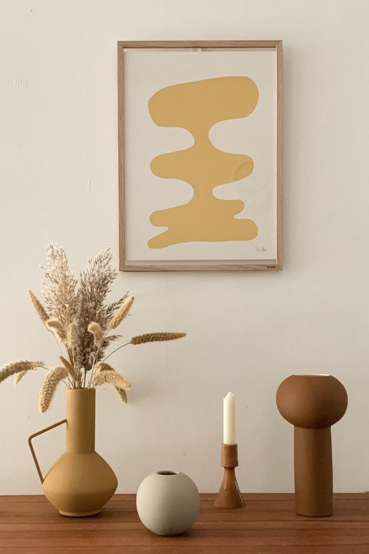Skapa semesterkänslan i ditt hem med medelhavsinredning såsom Soft Yellow poster från Paper Collective med ett abstrakt motiv i form av böljande former.