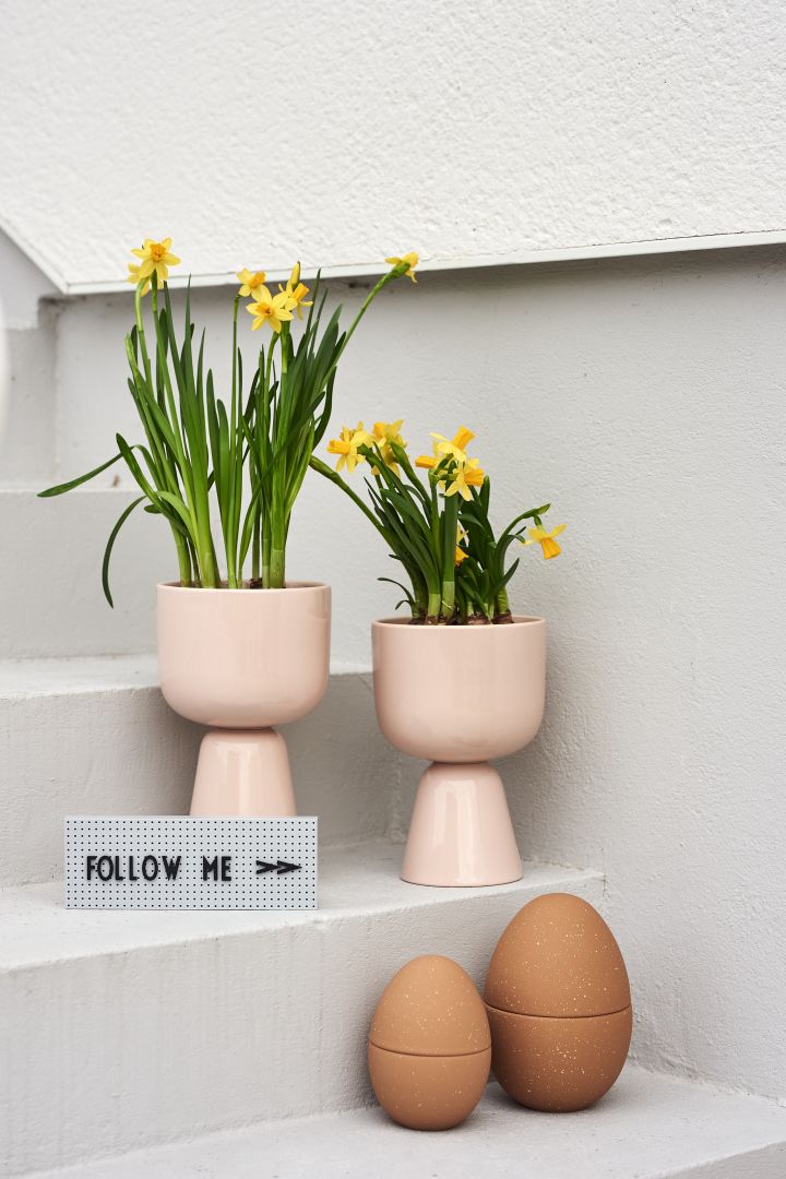 Tips till äggjakt i påsk för barn där en skylt från Design Letters visar vägen till två ägg fyllda med godis från Cooee Design på trappen.