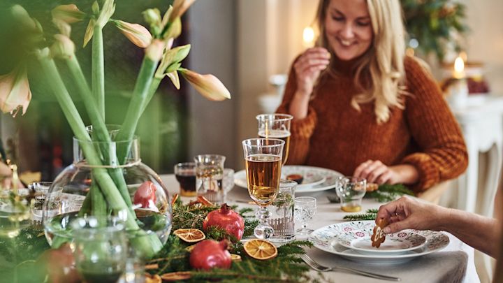 Traditionell juldukning i rött och grönt med Swedish Grace Winter porslin från Rörstrand.