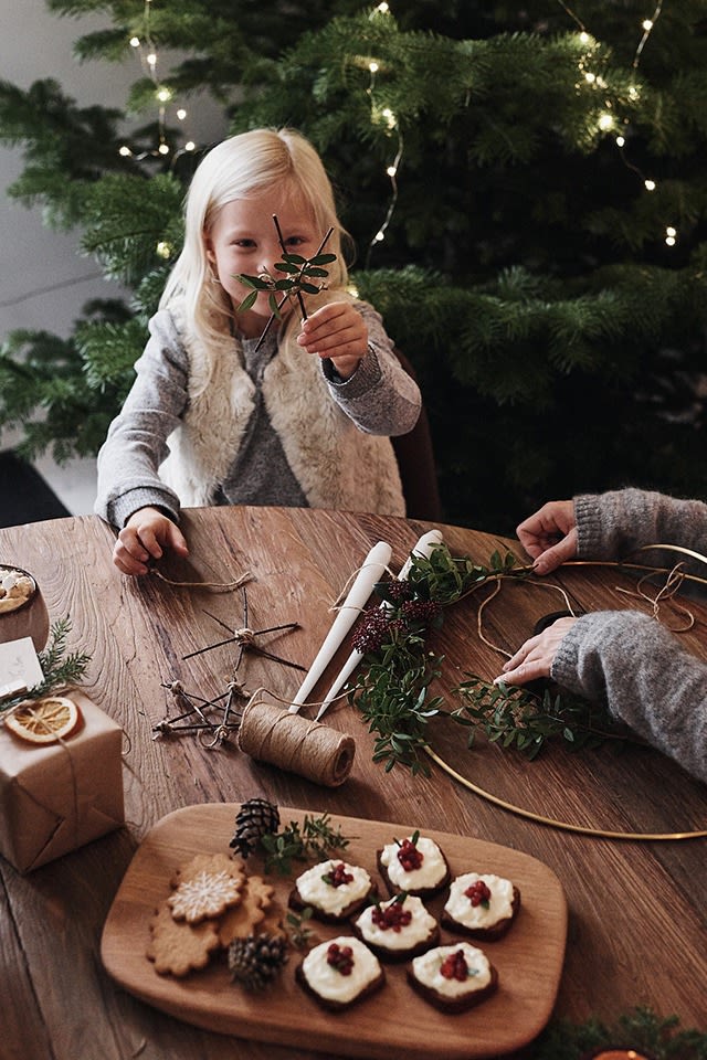  Adventsmys med julpyssel för stora som små och julens godsaker står på bordet. 