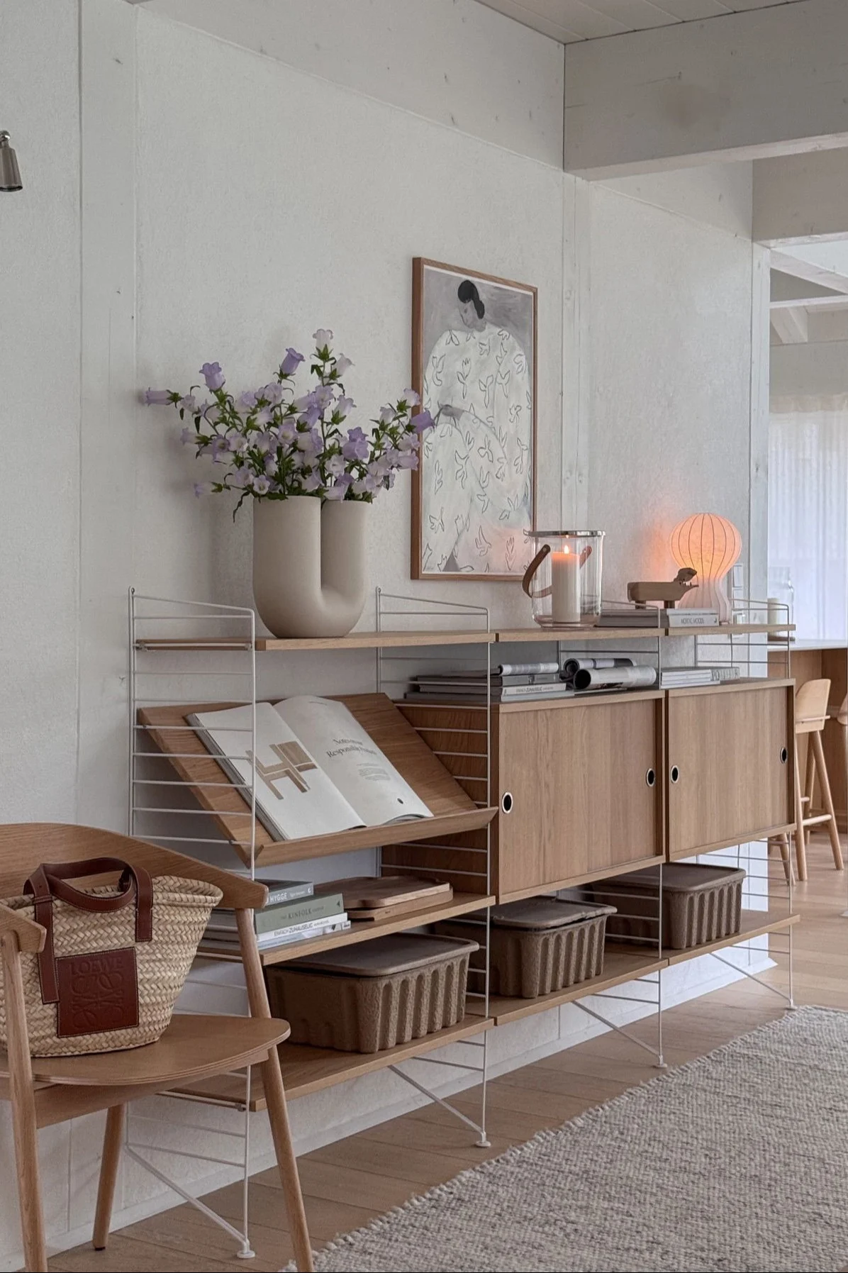 Höstens inredningstrender 2025: String-hyllsystemet är flexibelt och finns här i @zuhauseligs hem, inrett med vaser och bordslampor.