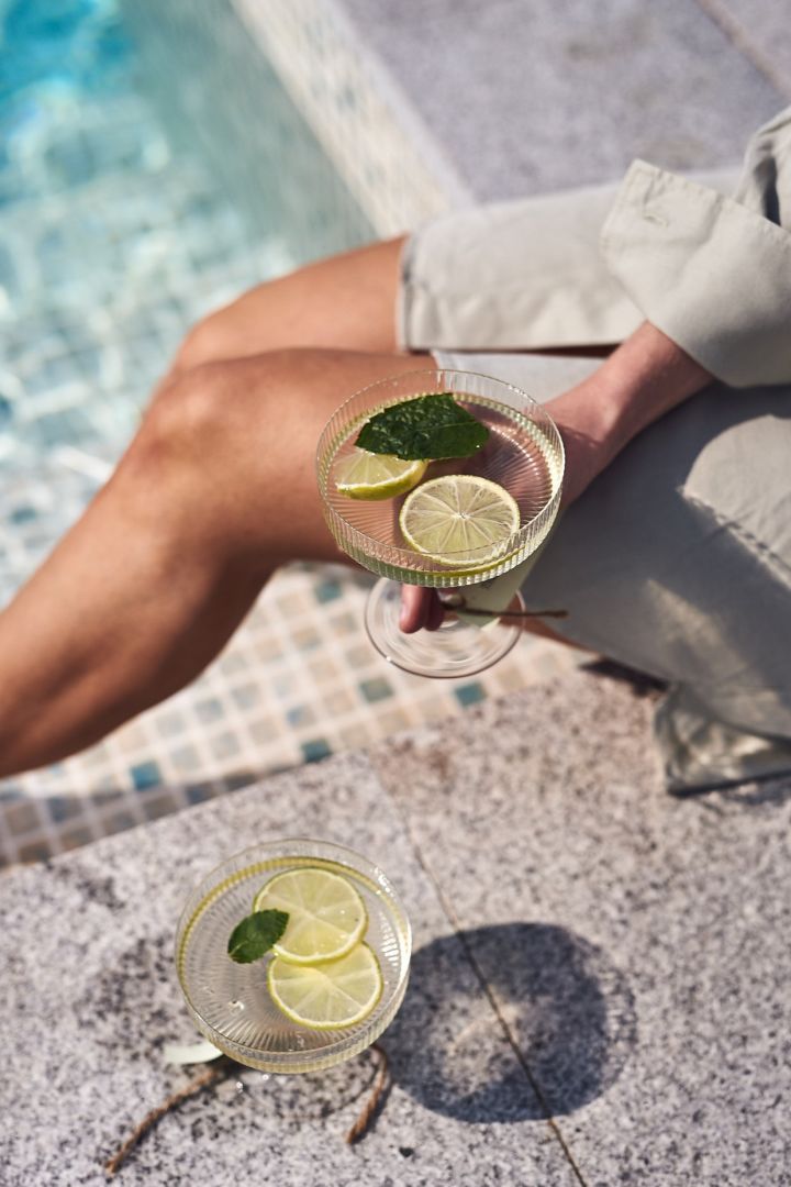 Uppfriskande lemonad avnjuts vid poolen ur de räfflade glasen Ripple från Ferm Living som en härlig start på trädgårdsfesten. 
