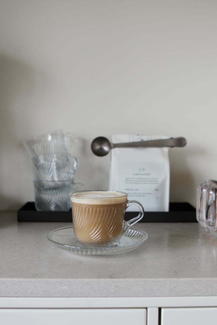 Kaffekopp i klarglas hemma hos influencern MoeofSweden. 