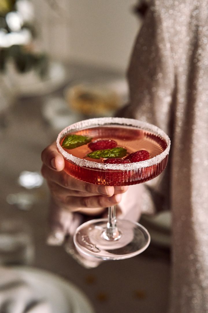 Tips på julklappar - cocktailglas och champagneglas räfflat från ferm Living. 