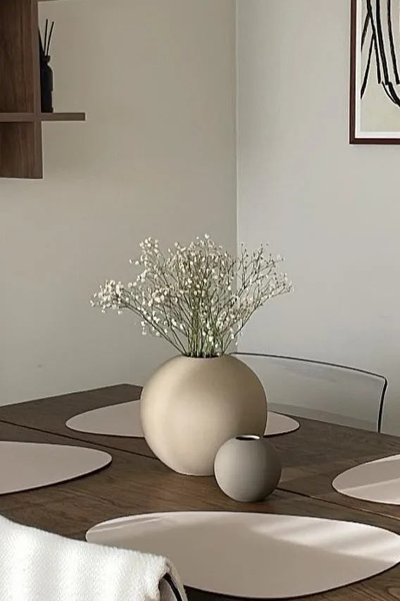 Ball vaser i färgerna sand och grey i 30 och 10 cm står på ett köksbord hemma hos @vilmas_hem. 