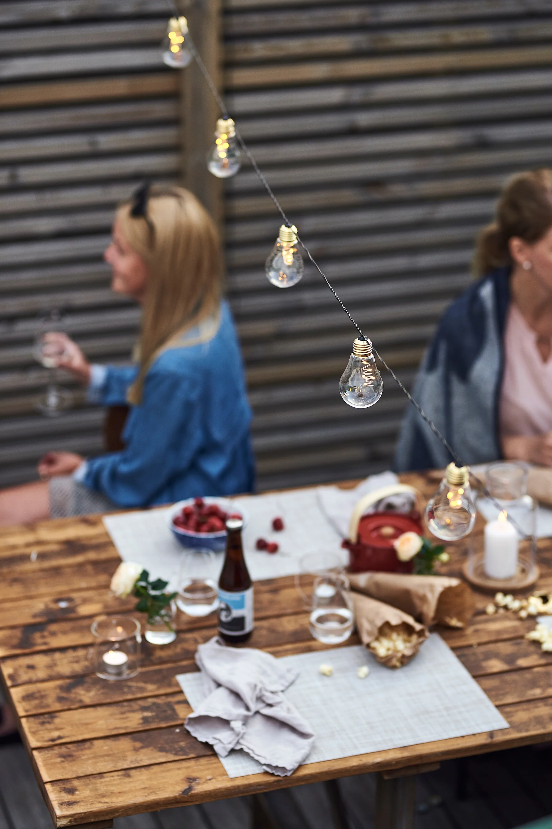 En ljusslinga med stora lampor skapar mysig stämning på studentfesten.