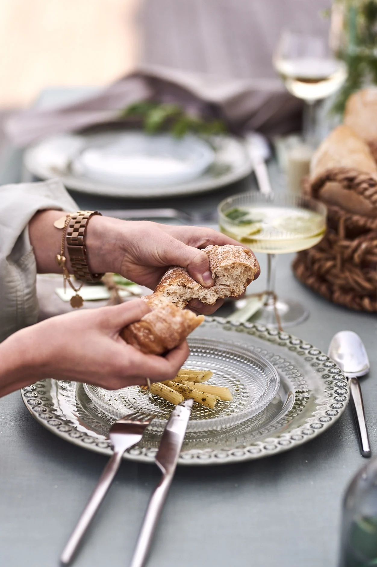 Bröd bryts och avnjuts på trädgårdsfesten.