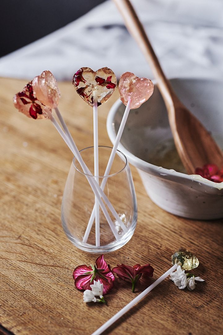 Sommar bucket list-tips - göra egna klubbor med ätbara blommor i.
