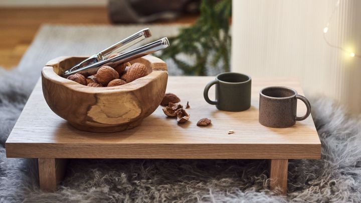 Lågt sidobord med skål i trä och glöggmuggar från DBKD på passar perfekt in i en mer minimalistisk julinredning. 