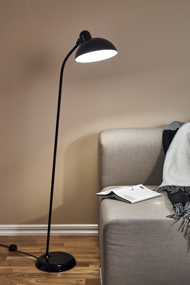 Inred med funktionsbelysning i ditt hem som med denna golvlampa i svart från Fritz Hansen. 