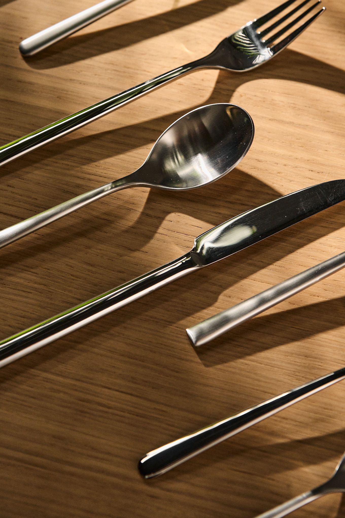 Ett elegant bestickset i rostfritt stål som Lake bestickset från Scandi Living är perfekt att ge bort som bröllopsgåva till brudparet och tips på bröllopspresent. 