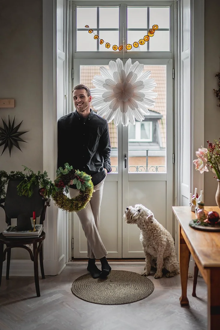 Hannes Mauritzson och hans hund Charlie i sin julinredda lägenhet.