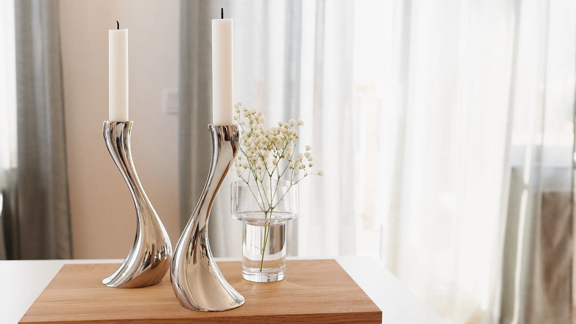 Georg Jensen Cobra ljusstakar är en tidlös gåva att ge bort i studentpresent.