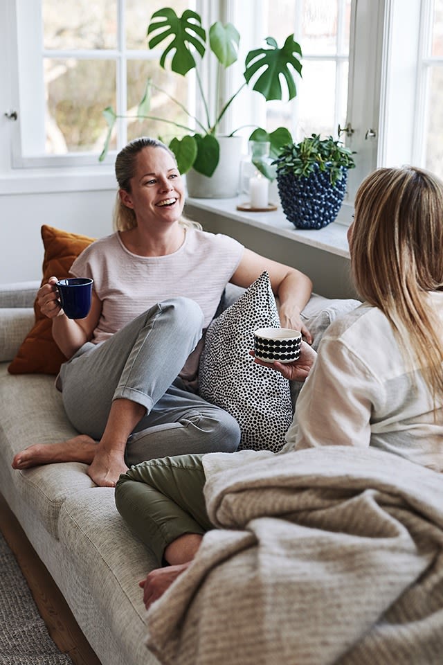 Fika med bästa vännen hemma i soffan är vardagslyx som heter duga när kaffe avnjuts ur vackra kaffekoppar från Marimekko och Rörstrand. 