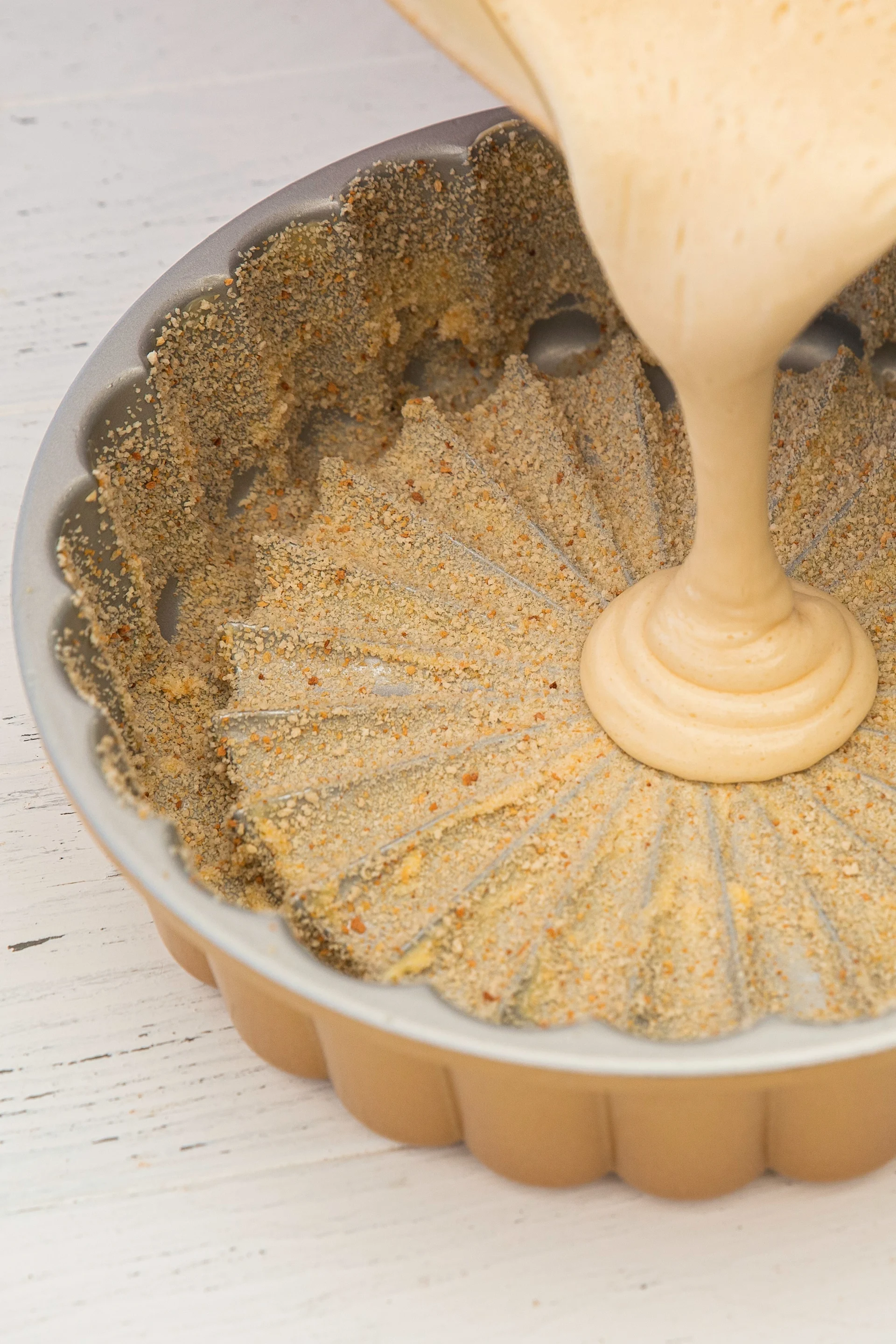 Baka en klassisk Silviakaka i en Charlotte form från Nordic Ware med hjälp av Baka med Fridas enkla påskrecept.