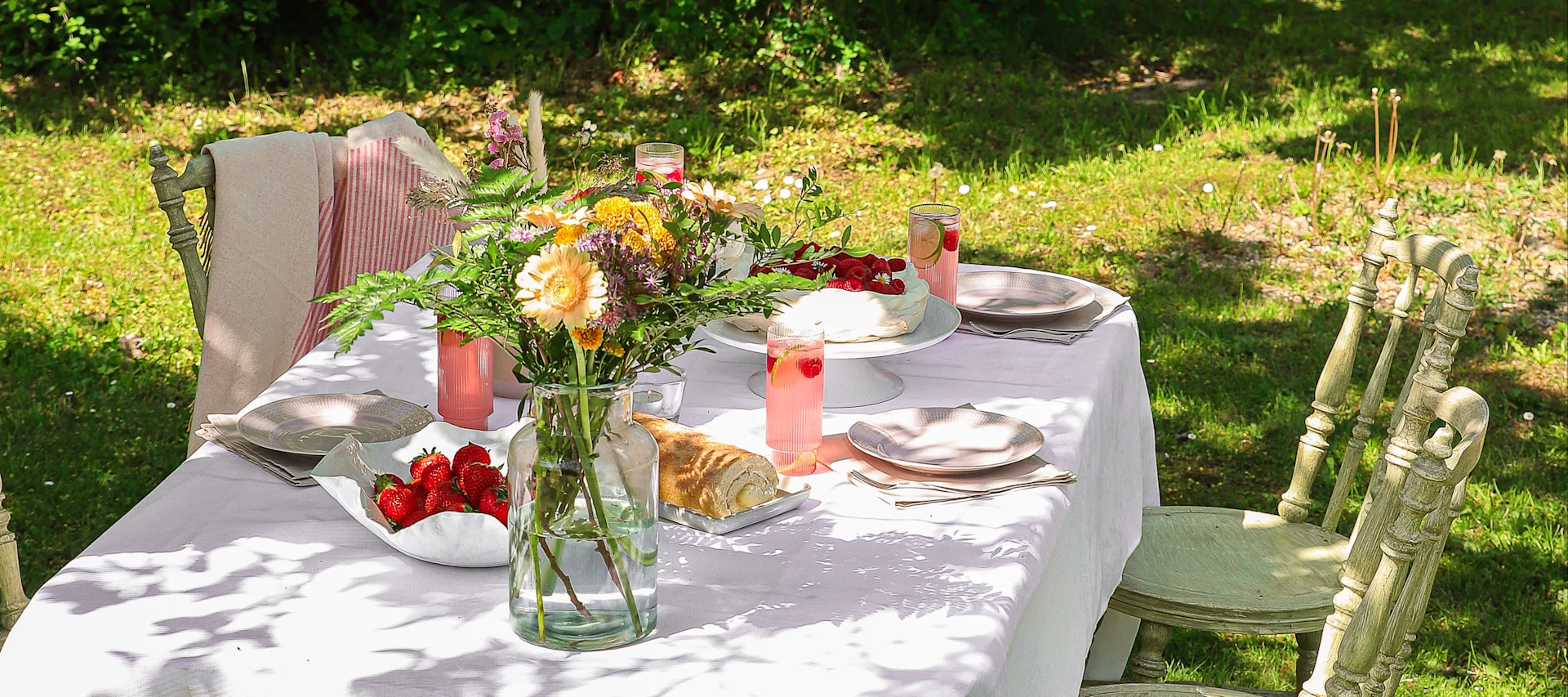 Skapa en enkelt fin dukning till midsommar med hjälp av blomster, färgrika saker och mjuka textilier i vackra toner. Foto: Frida Skattberg @bakamedfrida