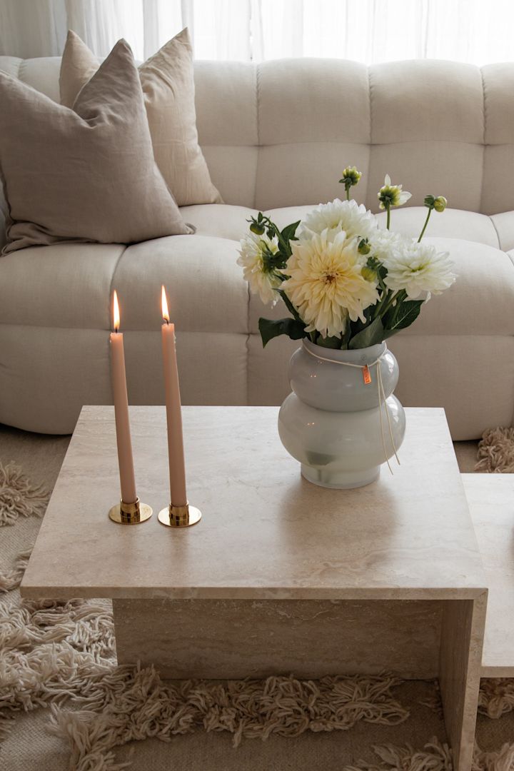 Skapa ett feng shui-vardagsrum genom att inreda med blommor och gröna växter för att sprida positiv energi. @joanna.avento