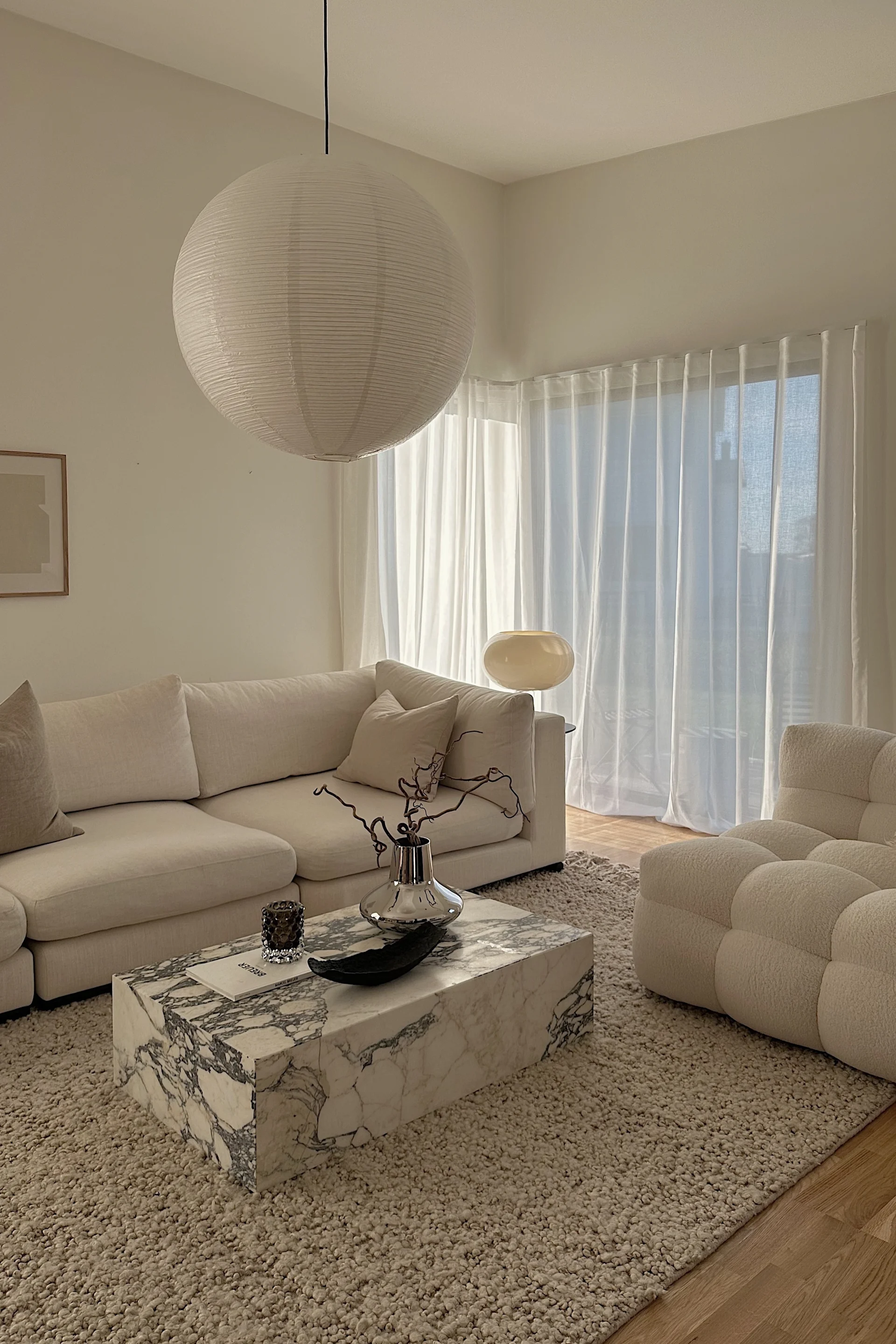 Skapa ett feng shui-vardagsrum genom att inreda med tunna gardiner för att släppa in naturligt dagsljus och vädra mycket för att skapa bra energi. @helenas.hem