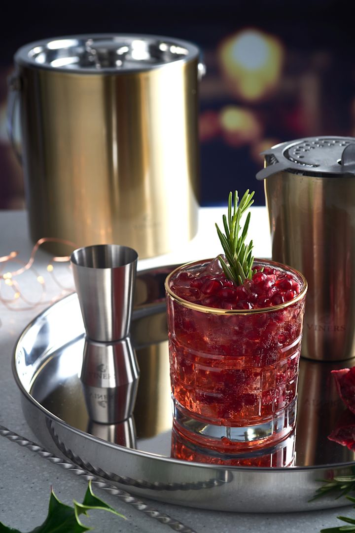 En mocktail står på en silverbricka, bredvid cocktailredskap som en shaker och den gyllene ishinken från Viners.