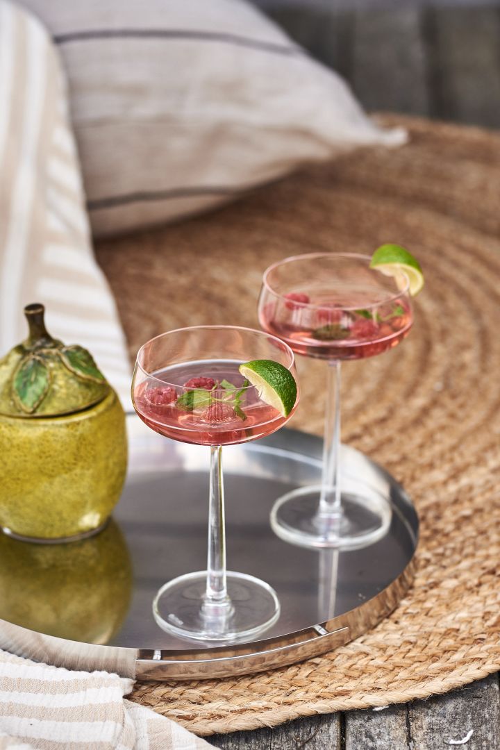 Enkla sommardrinkar – uppfriskande drink på gin, lime, citronmeliss och färska hallon serverat i Essence Cocktailglas från Iittala.