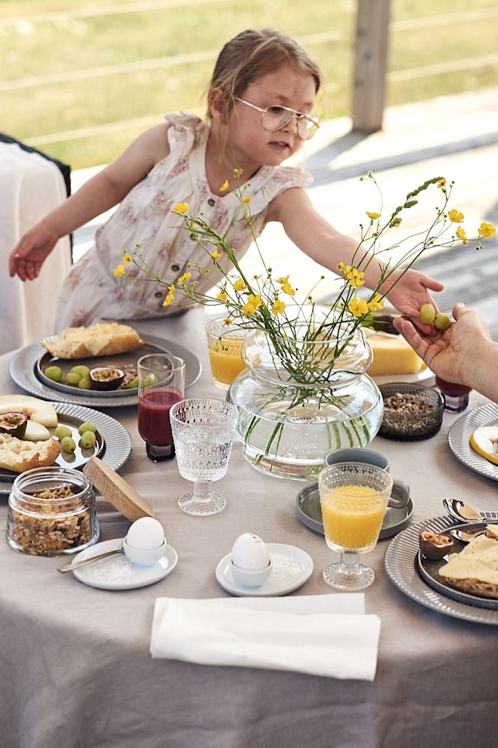 Uppdukat för hotellfrukost hemma med vas på bordet och frukostens goda ting. 