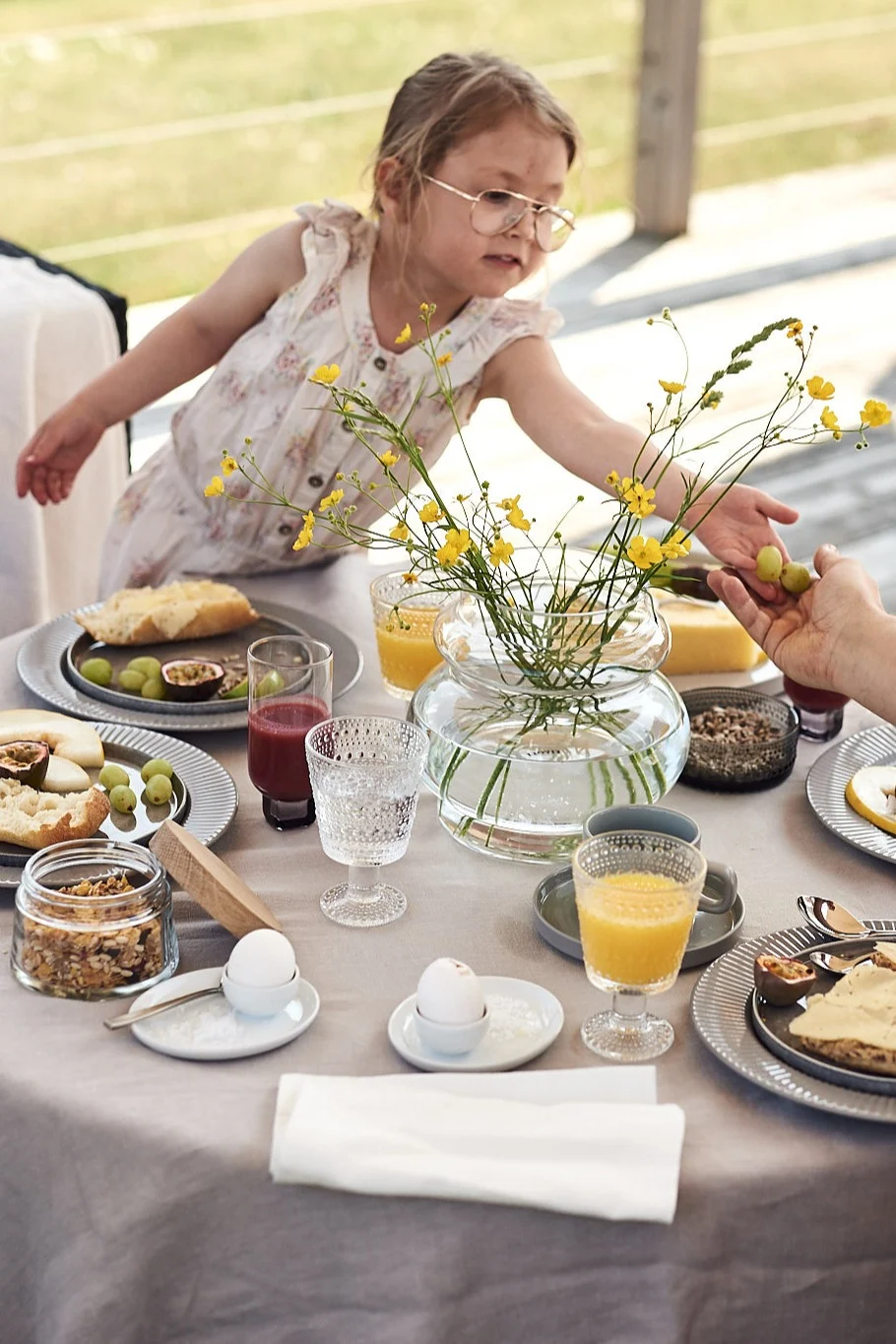 Uppdukat för hotellfrukost hemma med vas på bordet och frukostens goda ting.