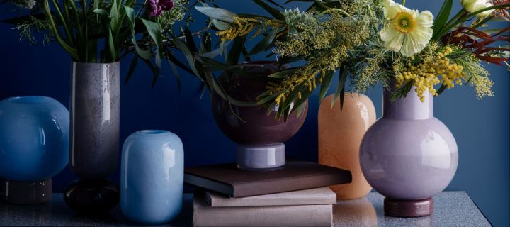 Vaser i färgglada färger av blått, lavendellila och orange från Broste Copenhagen. 