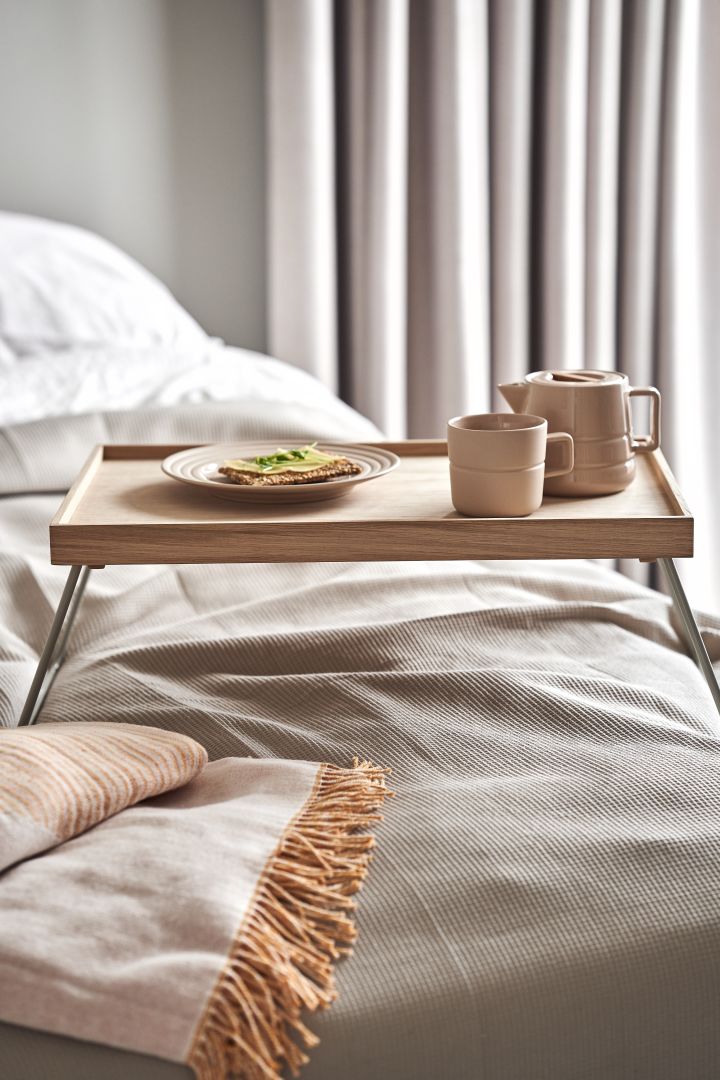 Servera frukost på sängen under Alla hjärtans dag hemma med Nomad sängbricka i ek från Skagerak.