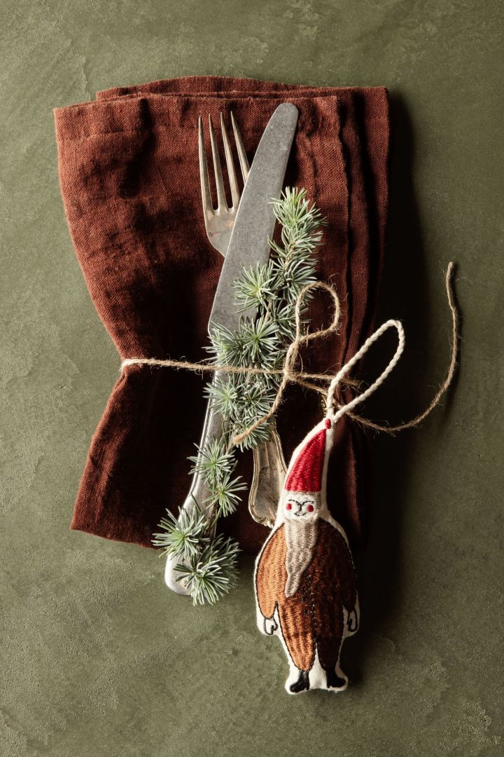 Julhängen i textil, här en söt tomte från Ferm Living är ett populärt inslag bland årets julpynt 2022. 