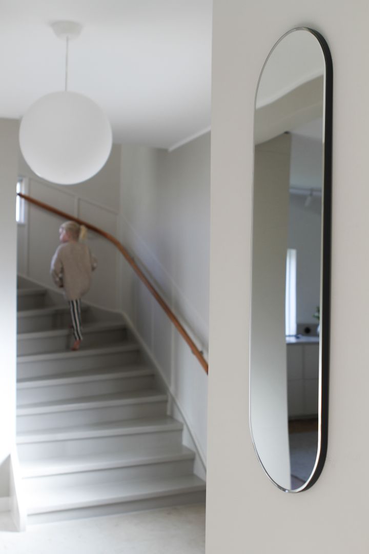 Skapa rymd genom att inreda liten hall med en spegel som Figure spegel från Montana- som här hemma hos @moeofsweden.