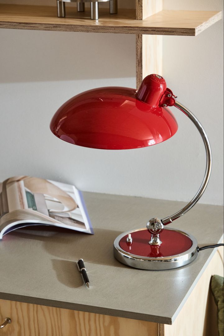 Kaiser Idell bordslampa i rött och krom från Fritz Hansen. 