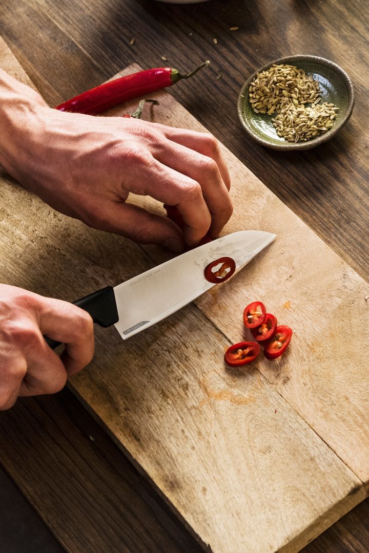 Förnya ditt kök med 11 praktiska & snygga kökstillbehör för enklare matlagning - här ser du tandade Fiskars allaround Hard Edge kockkniv 13,5 cm i rostfritt stål.