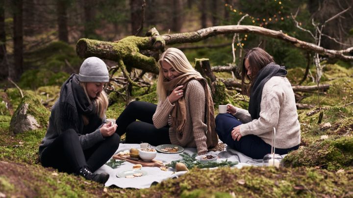 Ett annorlunda glöggmingel står uppdukat i den gröna skogen där vännerna träffats och bjuder på inspiration till adventsmyset. 