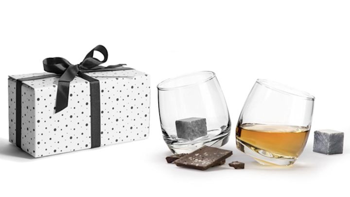 Sagaform gåvoset med whiskyglas och whiskystenar blir en fin fars dag present. 