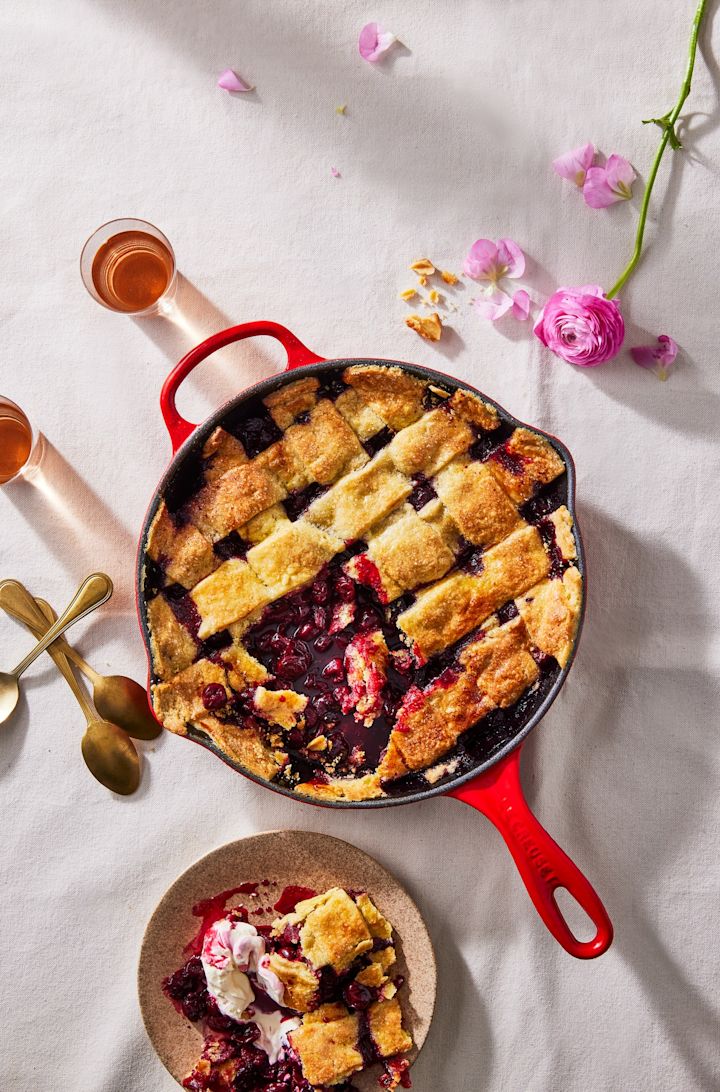 En körsbärspaj tillagades i den röda djupa stekpannan från Le Creuset.